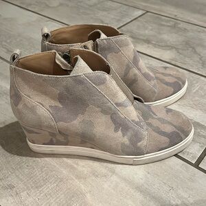 Linea Paolo Felicia Wedge
